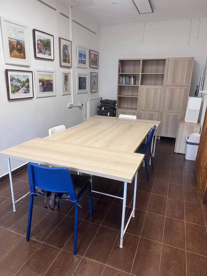A MiniMűhely világos alkotóterme, falán bekeretezett festmények